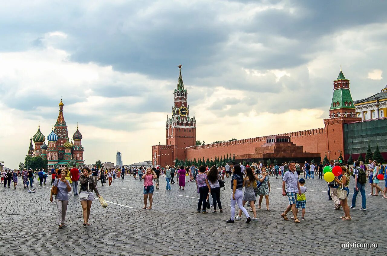 Площадь красной площади в Москве. Москва красная площадь туристы. Прогулка на красной площади в Москве. Туристы в Кремле.