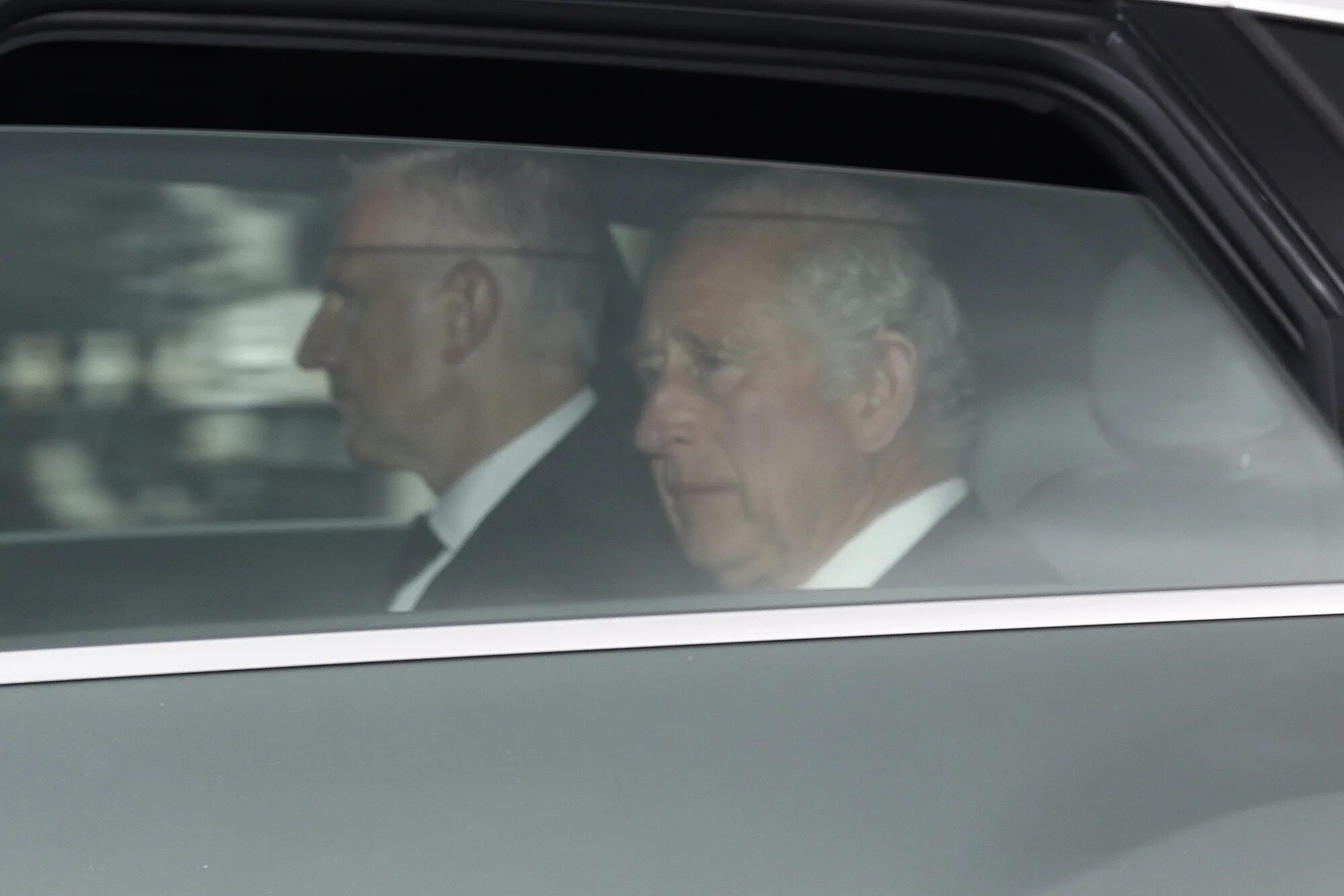 Смерть короля чарльза. King Charles III and Camilla view Tributes left outside Buckingham Palace..