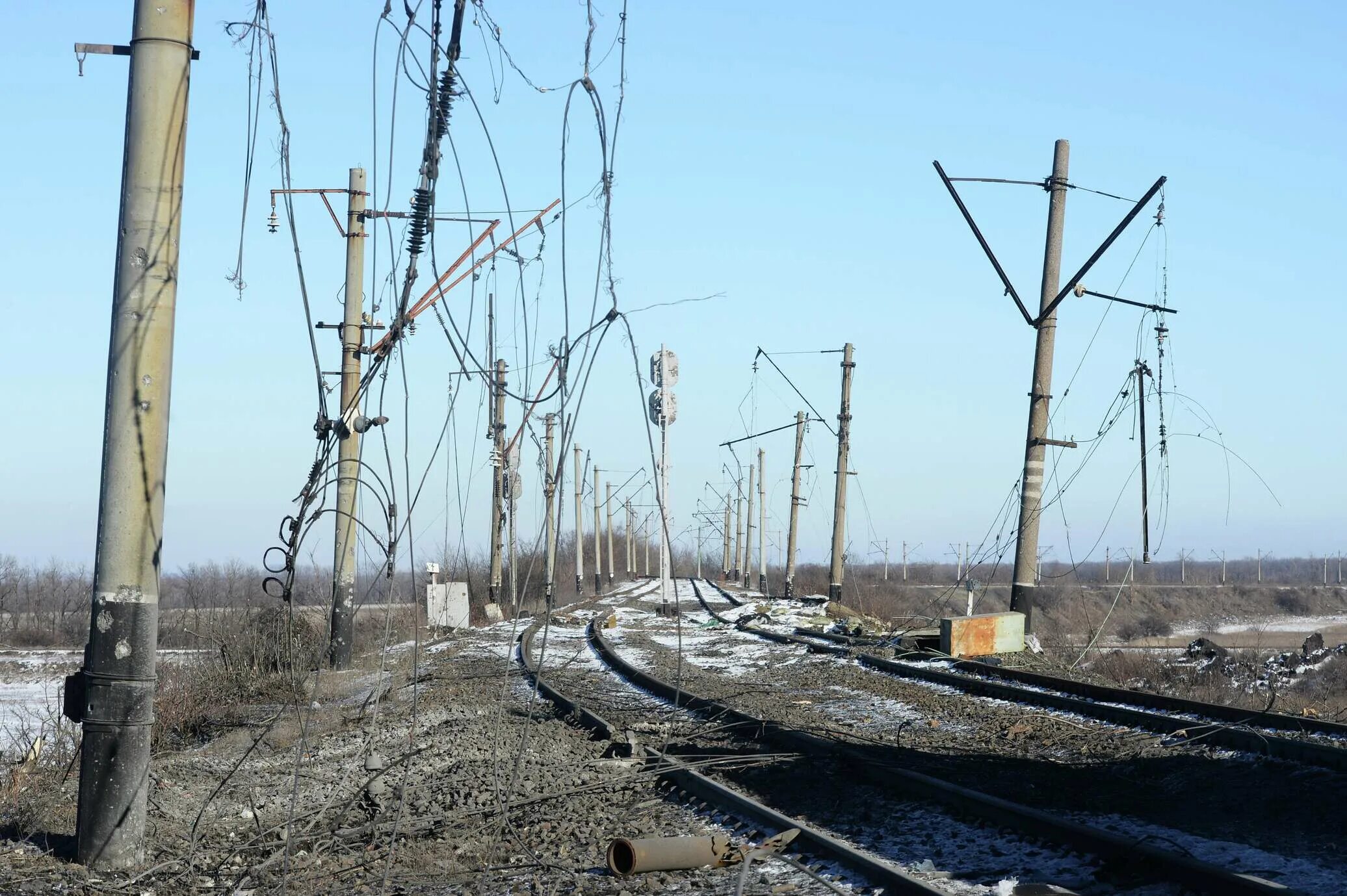 Разрушенная сеть. Железнодорожная опора контактной сети. Контактная сеть ЖД. Железная дорога контактная сеть. ЛЭП железная дорога.