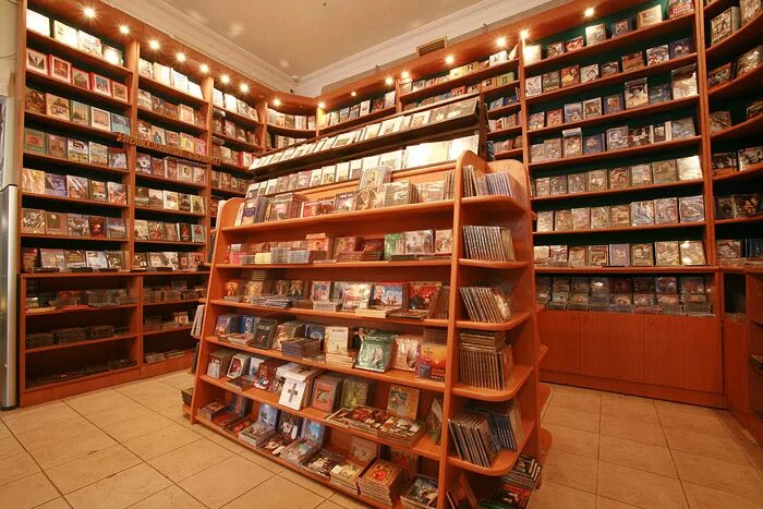 сретенский монастырь книжная лавка. церковная лавка сретенский монастырь москва. церковная лавка сретенского монастыря. церковная лавка сретенский монастырь москва. иконная лавка сретенского монастыря.