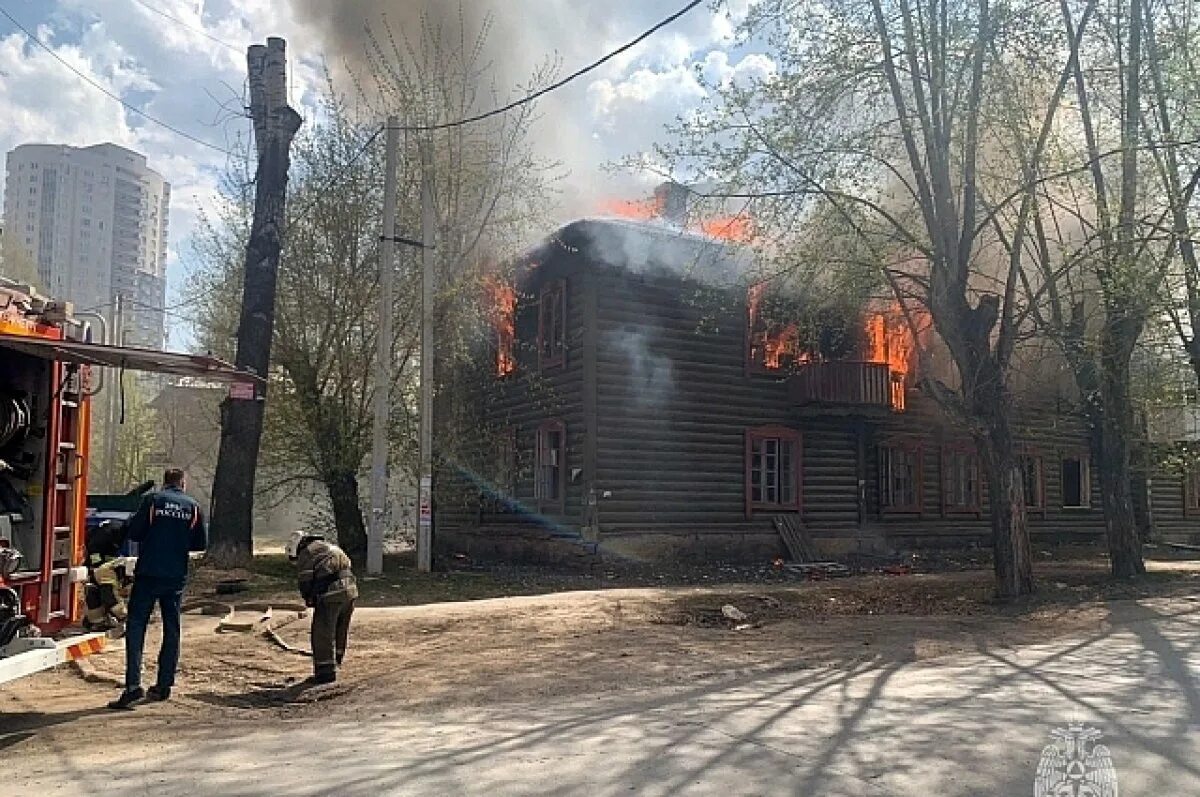 Эльмаш 2023 май Екатеринбург пожары. Сгоревший дом. Пожар фото. Здание горит.