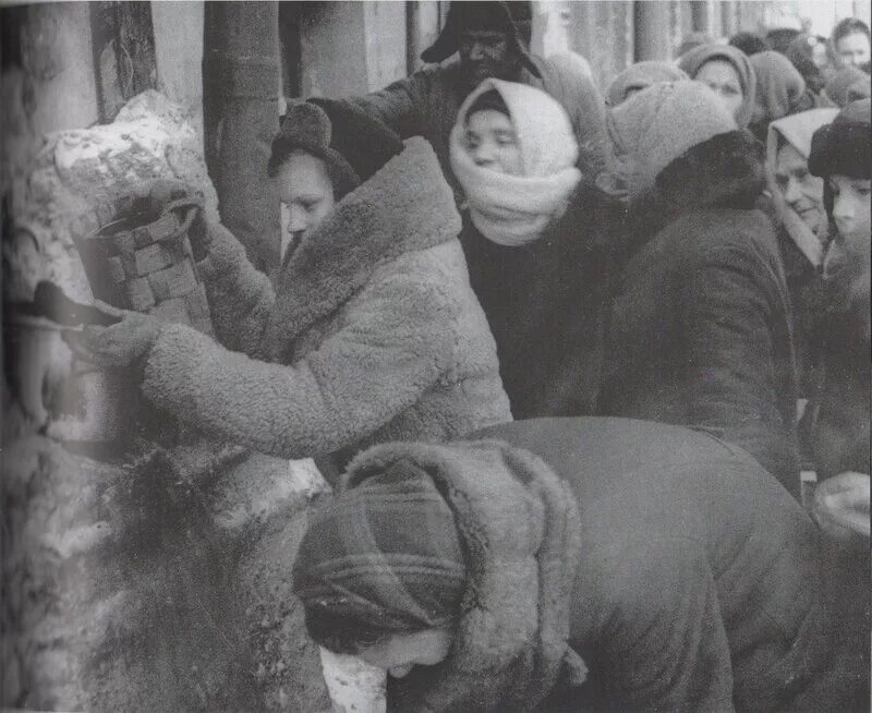 Голод в петербурге. Блокада Ленинграда зима 1942. Блокада Ленинграда 1941 очередь за хлебом. Блокадный Ленинград зима 1941. Голод Ленинграда блокада Ленинграда хлеб.