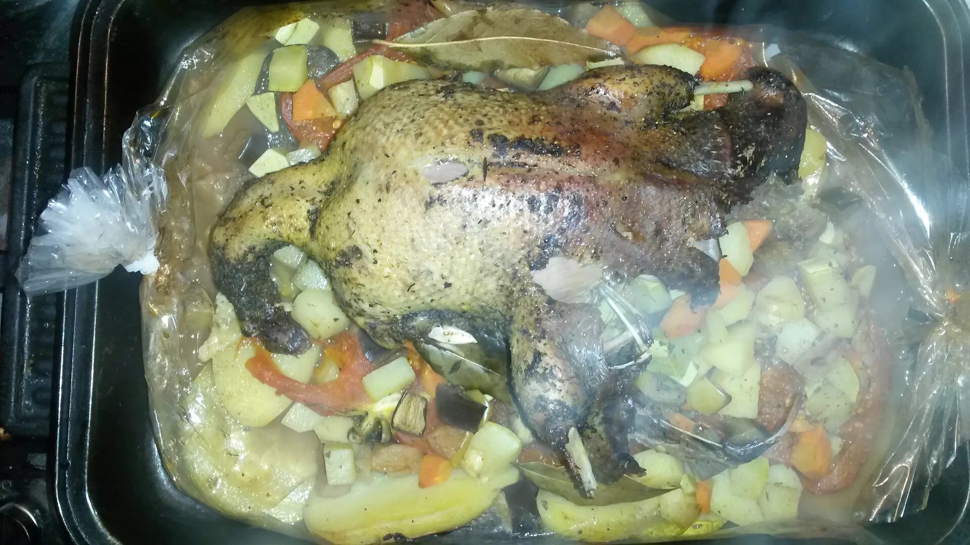 Как вкусно приготовить утку в рукаве. Утка в духовке. запечённая дикая утка в духовке. дикая утка в духовке в утятнице. утка дикая в рукаве в духовке.