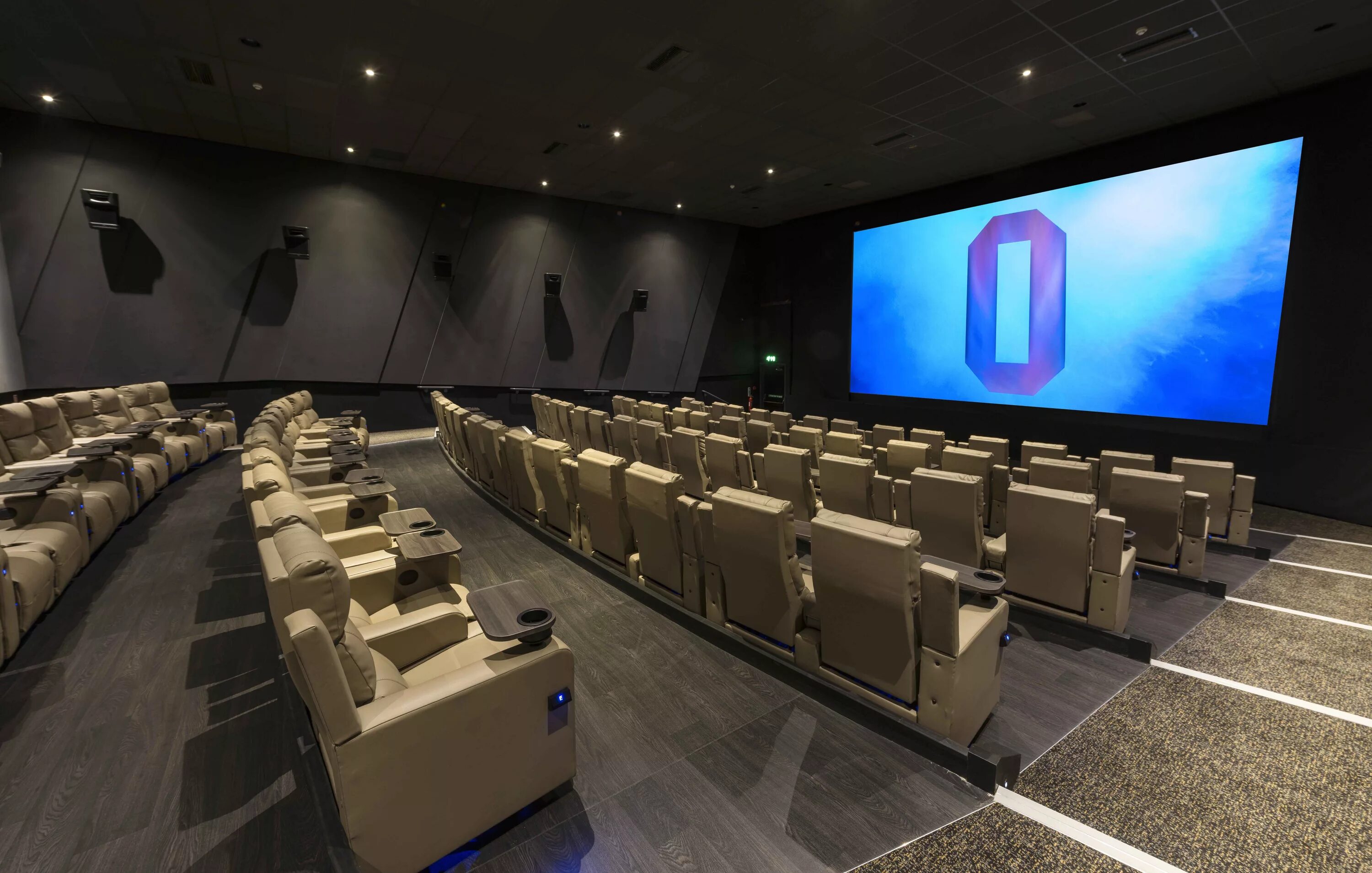 Odeon Cinema. Одеон Англия кинотеатр. Odeon кинотеатр в Лондоне. London IMAX Cinema зал.