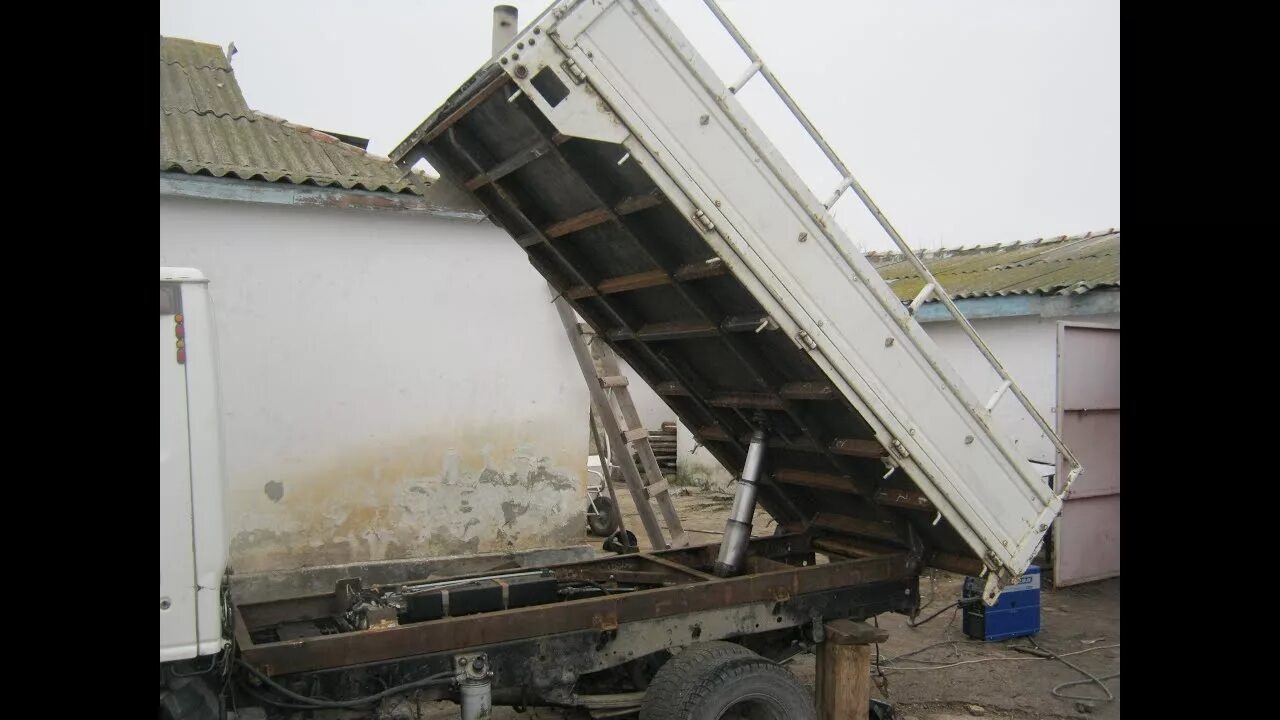 Jmc 1032 переделка в самосвал. Самосвал титан. Маз тягач переделка в самосвал. Петли для кузова газ саз самосвал. Самосвальный кузов мазда титан.