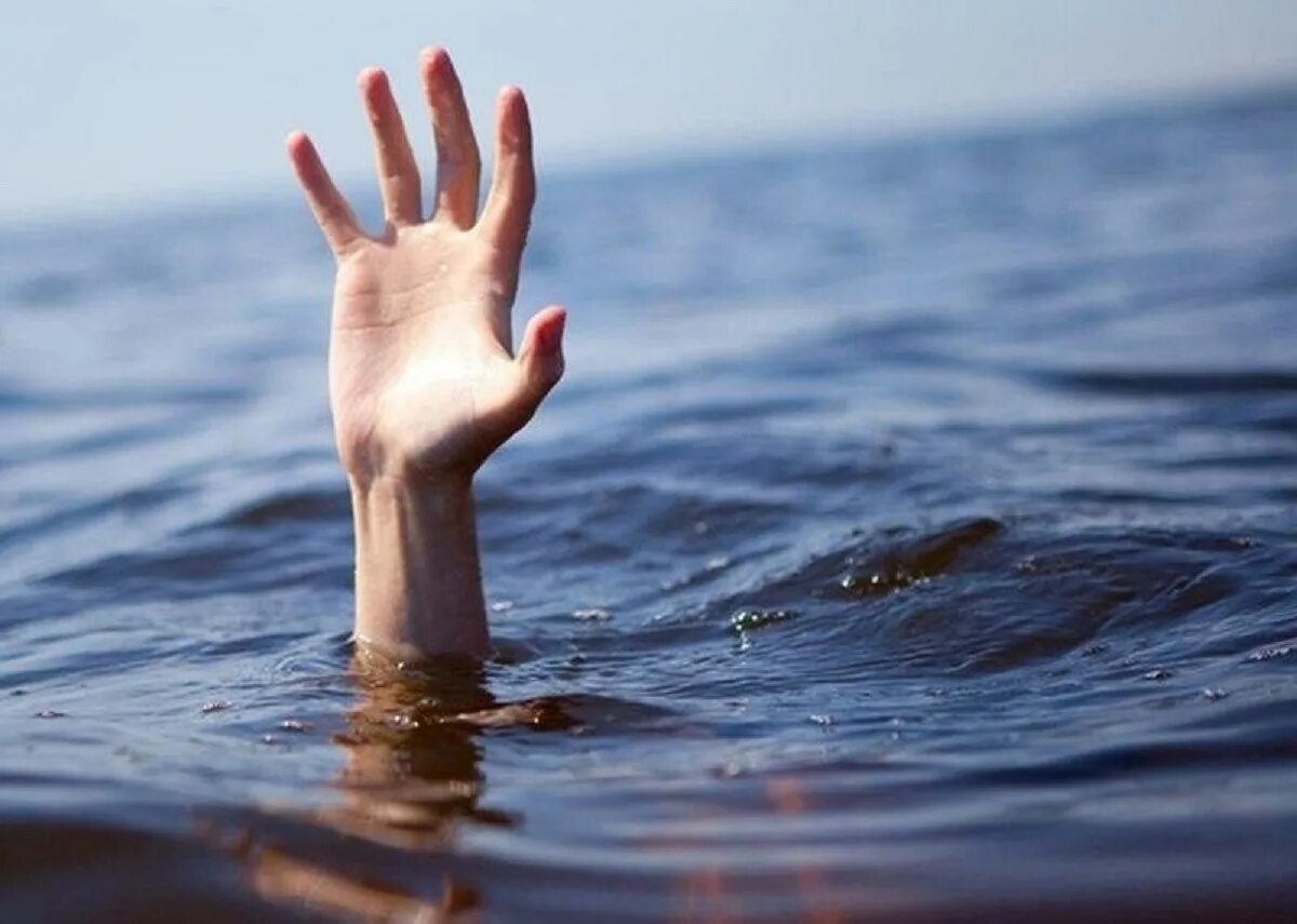 Человек тонет в озере. Человек тонет в озере. Вода в руках. Утопающий человек. Человек в холодной воде тонет.