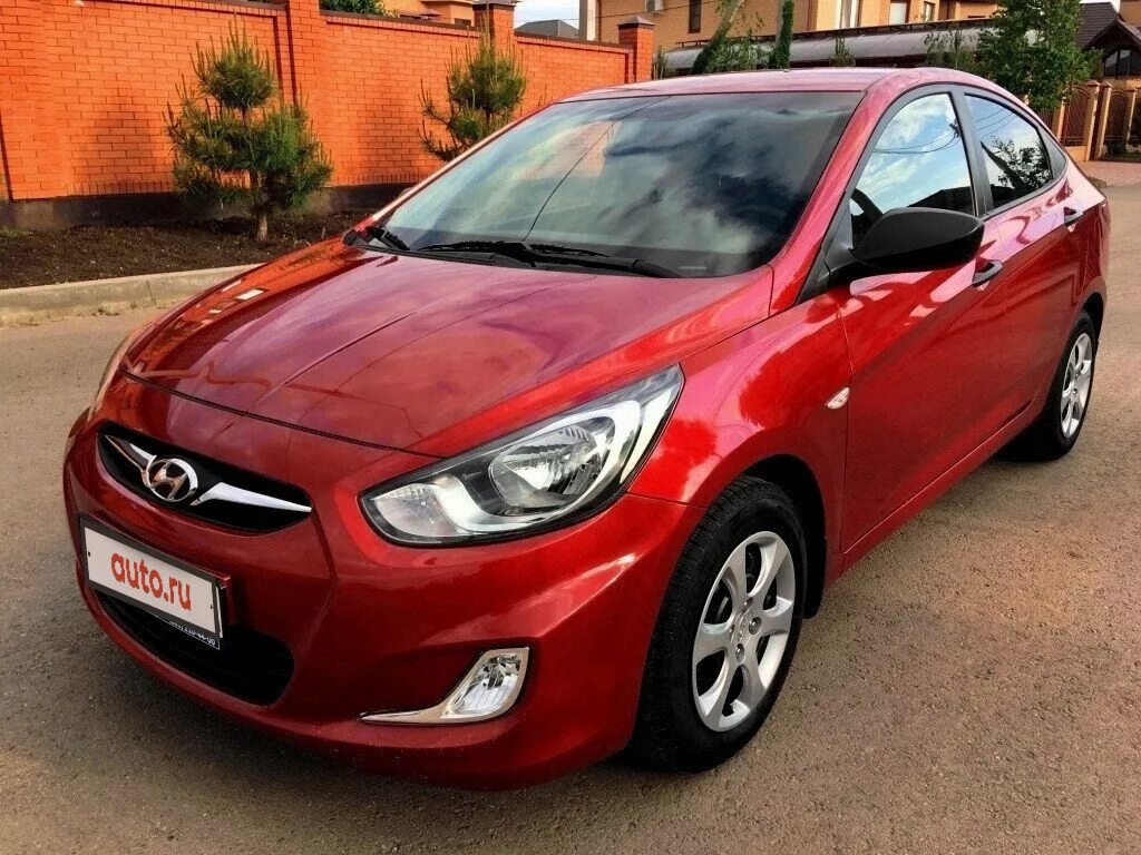 Машина солярис с пробегом. Hyundai Solaris 2013 красный. Hyundai Solaris 2011. Хендай Солярис красный 2011. Hyundai Solaris i 2011 красный.