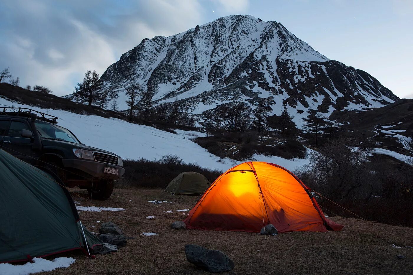 Горный Алтай палаточный городок. Автокемпинг горный Алтай. Горный Алтай палаточные лагеря. Кемпинг горный Алтай с палаткой.
