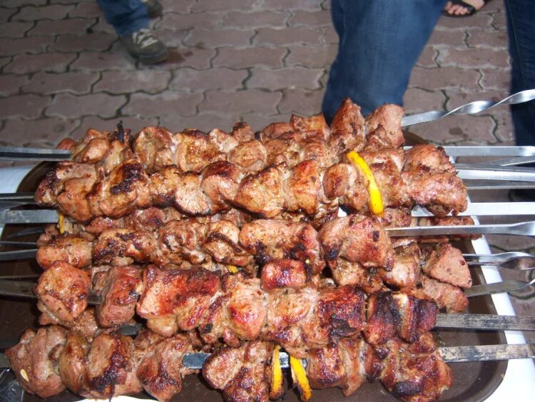 Плов шашлык фото. Плов шашлык. Плов исфара. Плов и шашлык. Плов в казане и шашлык.