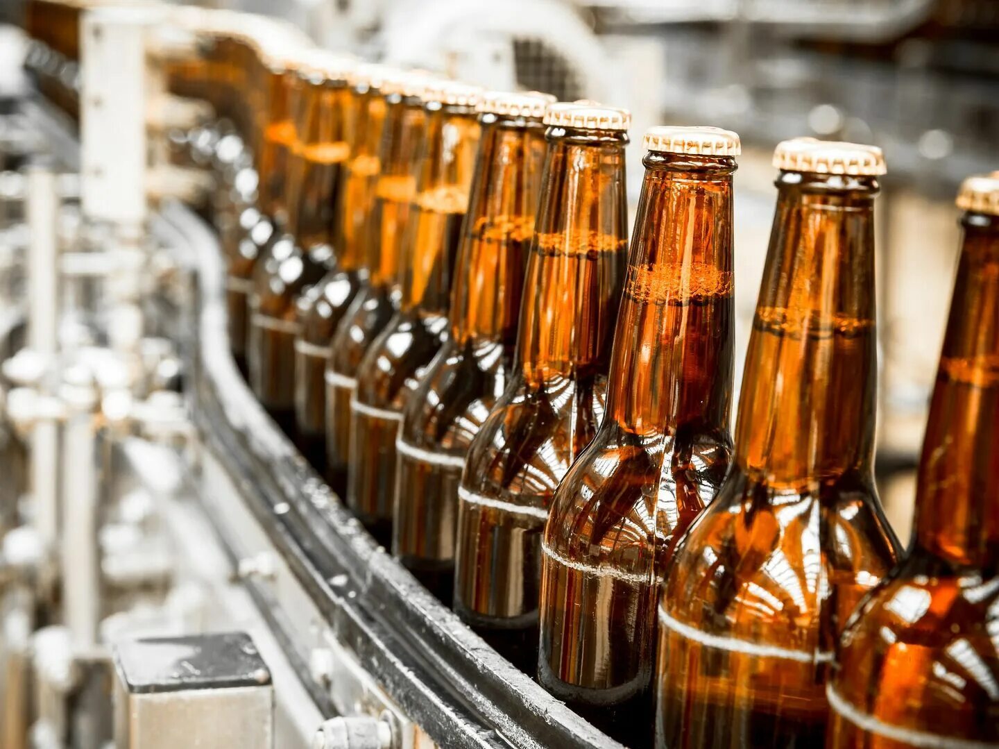 Где производится пиво. Пивной завод. Производство пива. Пивоваренная отрасль. Пиво бутылочное.