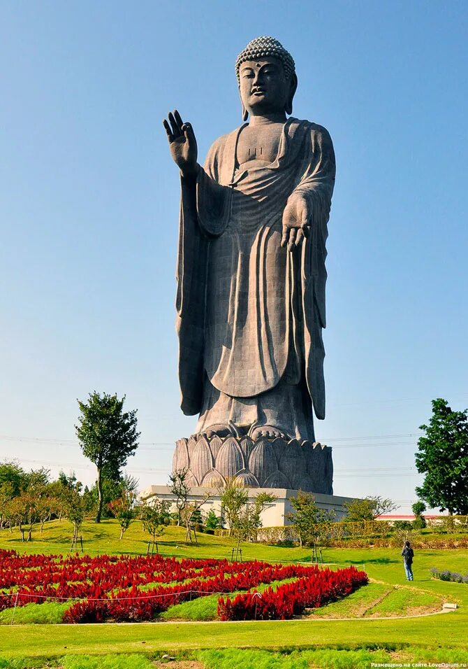Большие статуи. Дайбуцу Усику статуя Будды. Статуя Будды Ушику Дайбутсу. Шакьямуни Амитабха статуя Будды. Статуя Будды Амитабхи в Китае.