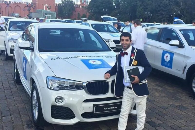 Bmw x5 для олимпийцев. подарки олимпийским чемпионам. победитель всероссийской олимпиады школьников. бмв х5 олимпийцам. что дали призерам олимпиады.