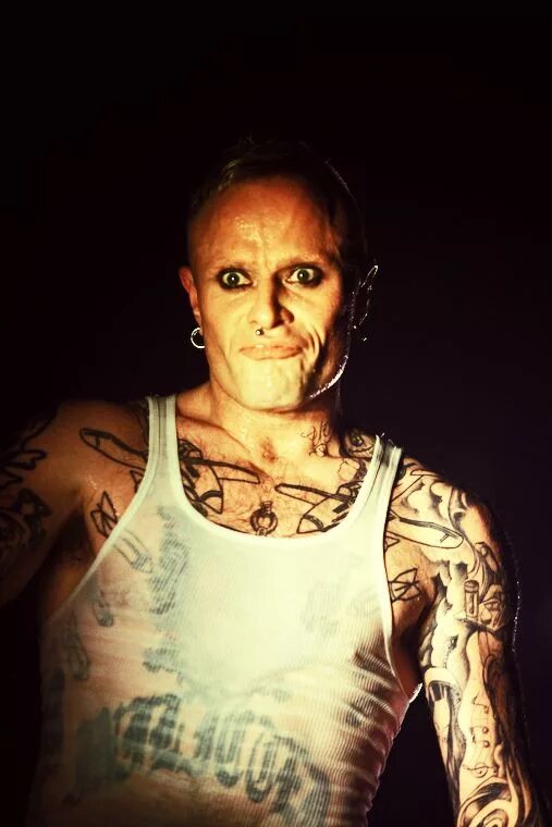 Под флинт. Кейт флинт. prodigy солист. продиджи кейт флинт. keith flint 2002.