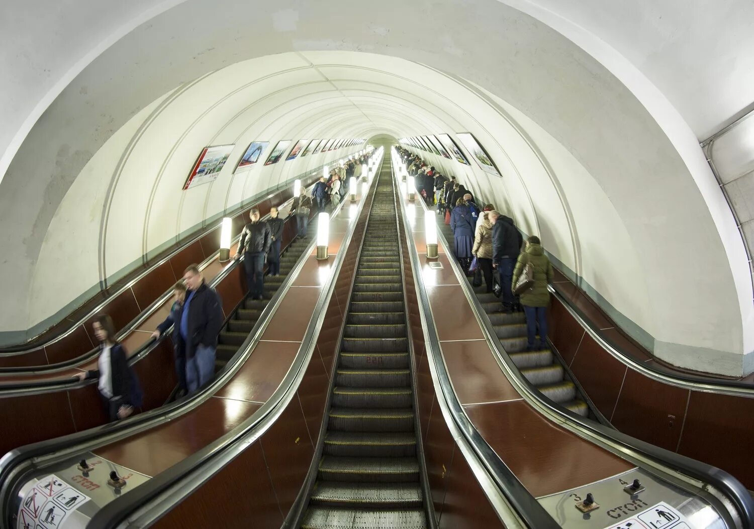 Замоскворецкая линия московского метрополитена. Станция метро Пушкинская эскалатор. Эскалатор на Краснопресненской метро. Эскалаторы Московского метро. Эскалатор в метро Москвы.