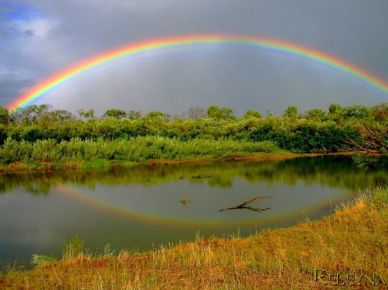 радуга повисла разноцветным коромыслом текст. радуга коромыслом. радуга повисла разноцветным коромыслом. отражение радуги в воде. радуга над светлоярским озером.