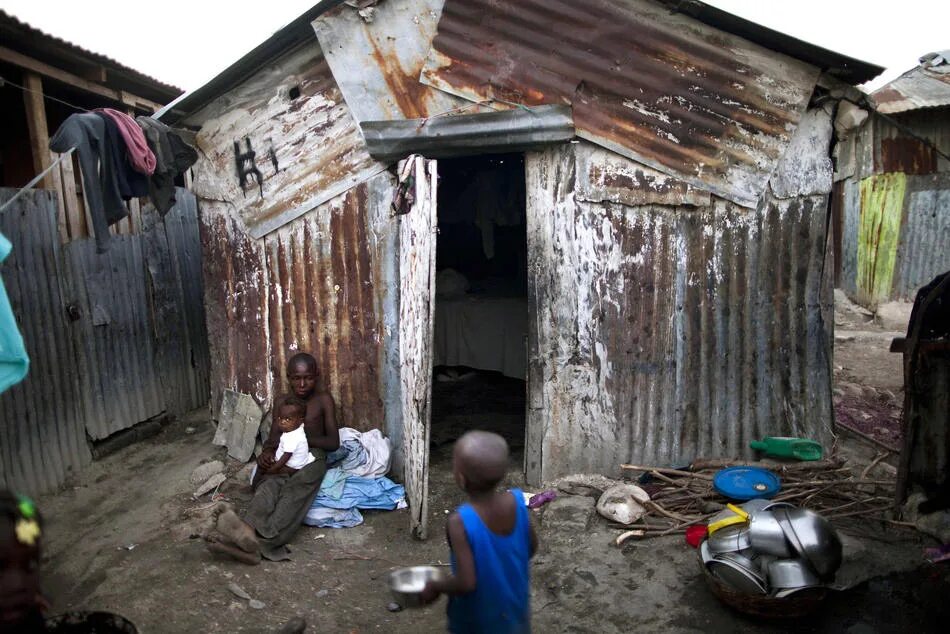 Стоят богатый дом и бедный они горят. Гаити трущобы бедность. Гаити нищета трущобы разруха. Бедный дом. Самый бедный дом.
