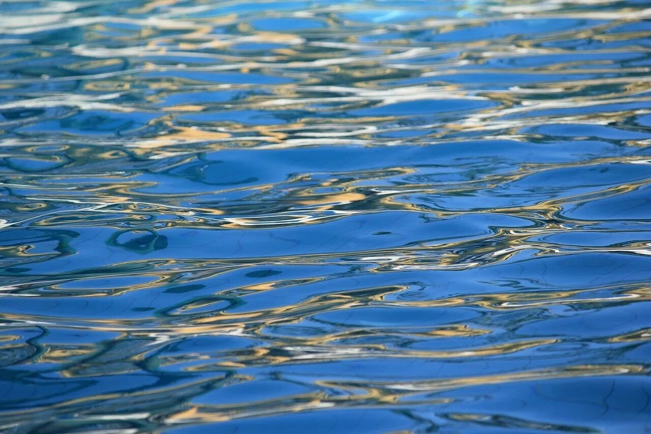 Вода в реке становится прозрачная. Водная гладь. Текстура воды. Вода фон. Вода река.