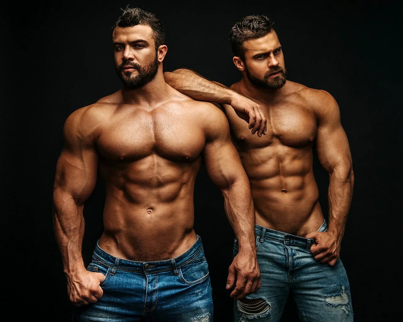 Two hot guys. Красивые мужчины на пляже. Молодые парни близнецы. Красавчики близнецы. Two hot guys.