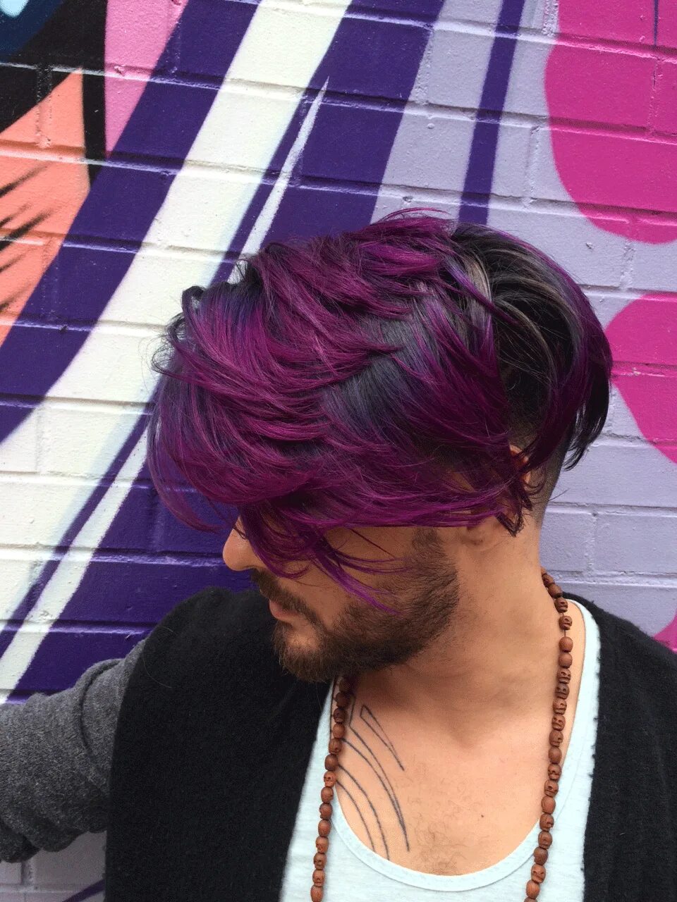 Фиолетовый мужской цвет. Фиолетовые волосы у мужчин. Парень с фиолетовыми волосами. Разноцветные волосы у парней. Фиолетовый цвет волос у парней.
