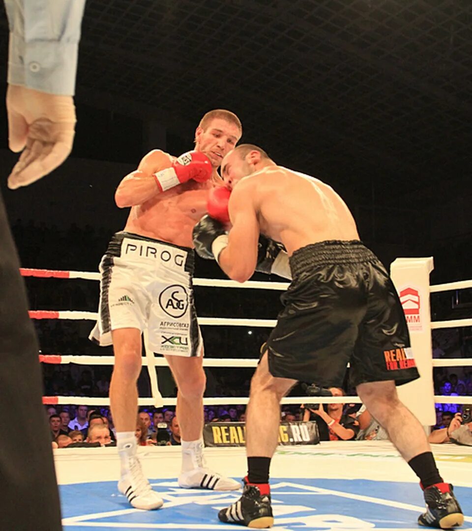 Лучшие бои дмитрия пирога. Дмитрий юрьевич пирог. Боксер из краснодара чемпион мира. Бой дмитрия пирога. Лучшие бои дмитрия пирога.