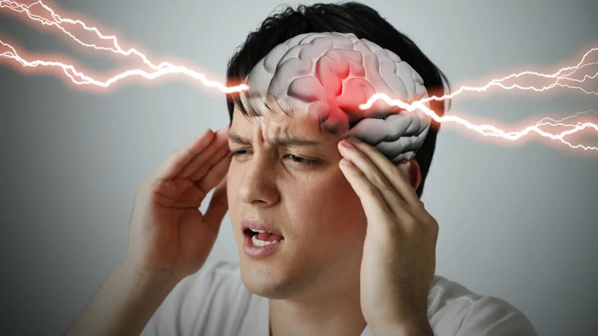 Мигренями страдаю. Человек в стрессе. Работоспособность мозга. Мозг в голове.