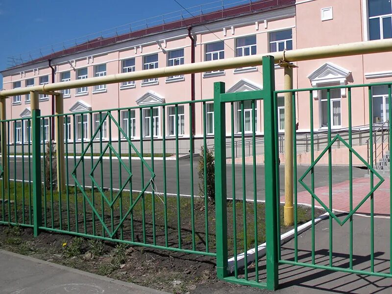 Забор для школы. Ограждение школы. Ограждение территории школы. Металлическое ограждение школы.