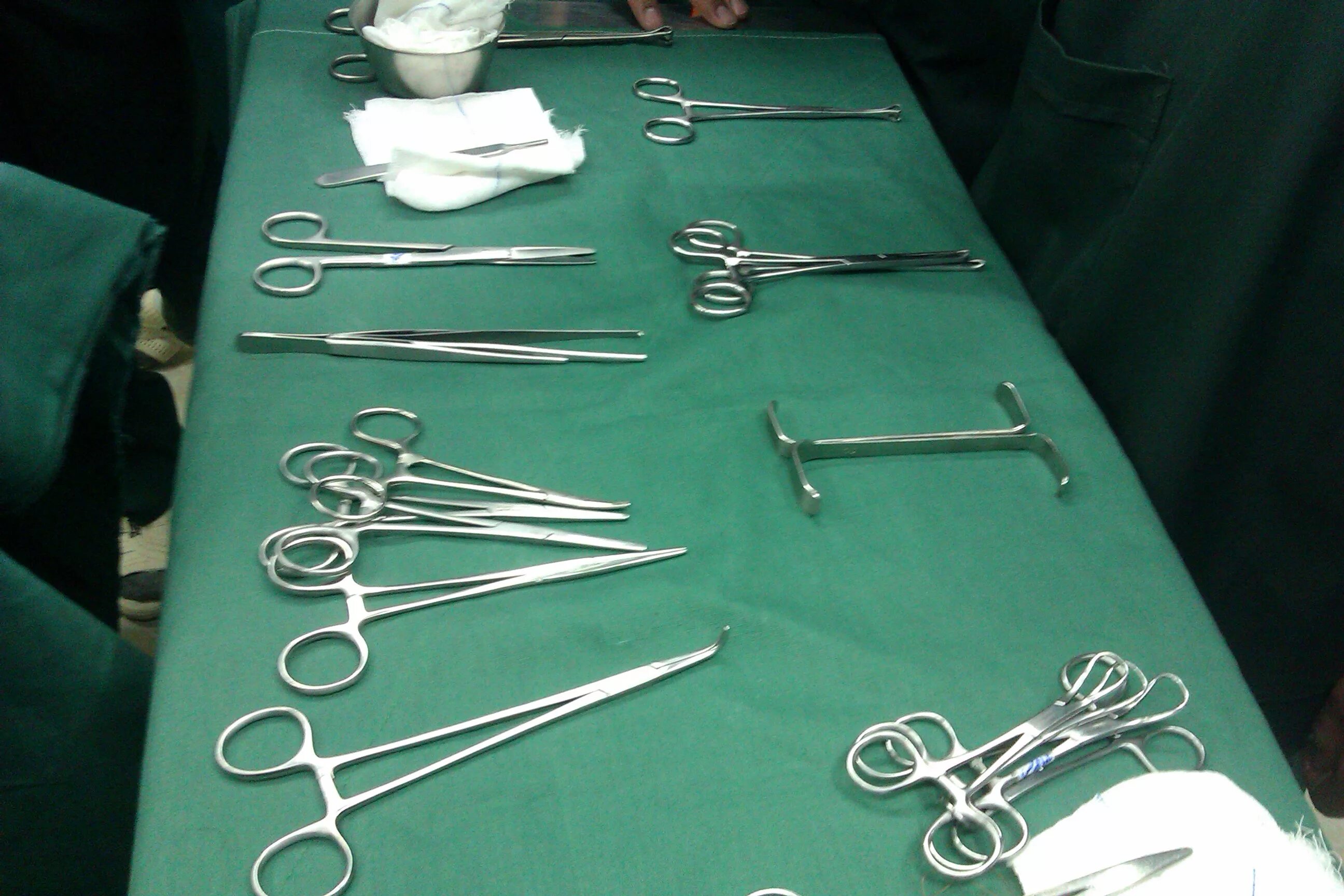 Хирургические инструменты. Инструменты хирурга. Инструменты в операционной. Инструменты операционные хирургические.