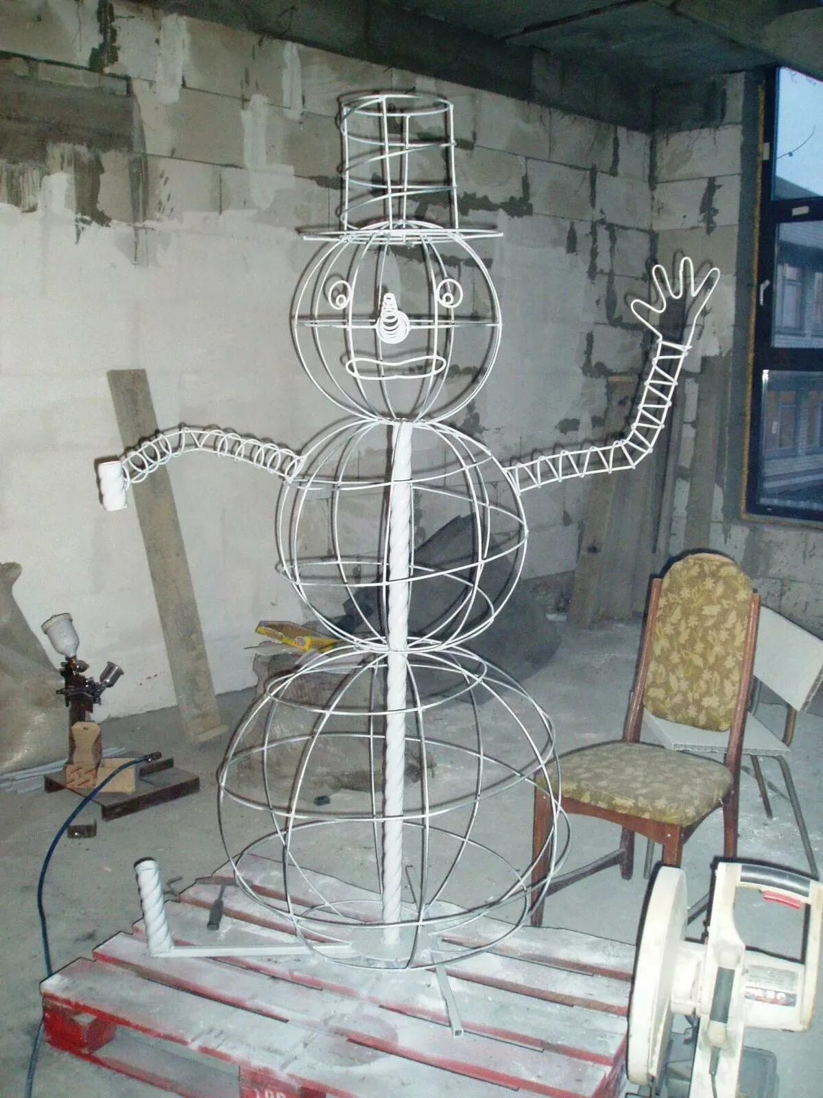 Снеговик с подсветкой. Фигурки из проволоки на новый год. Украшение снеговиков на улице. Новогодние фигуры. Снеговик из проволоки.