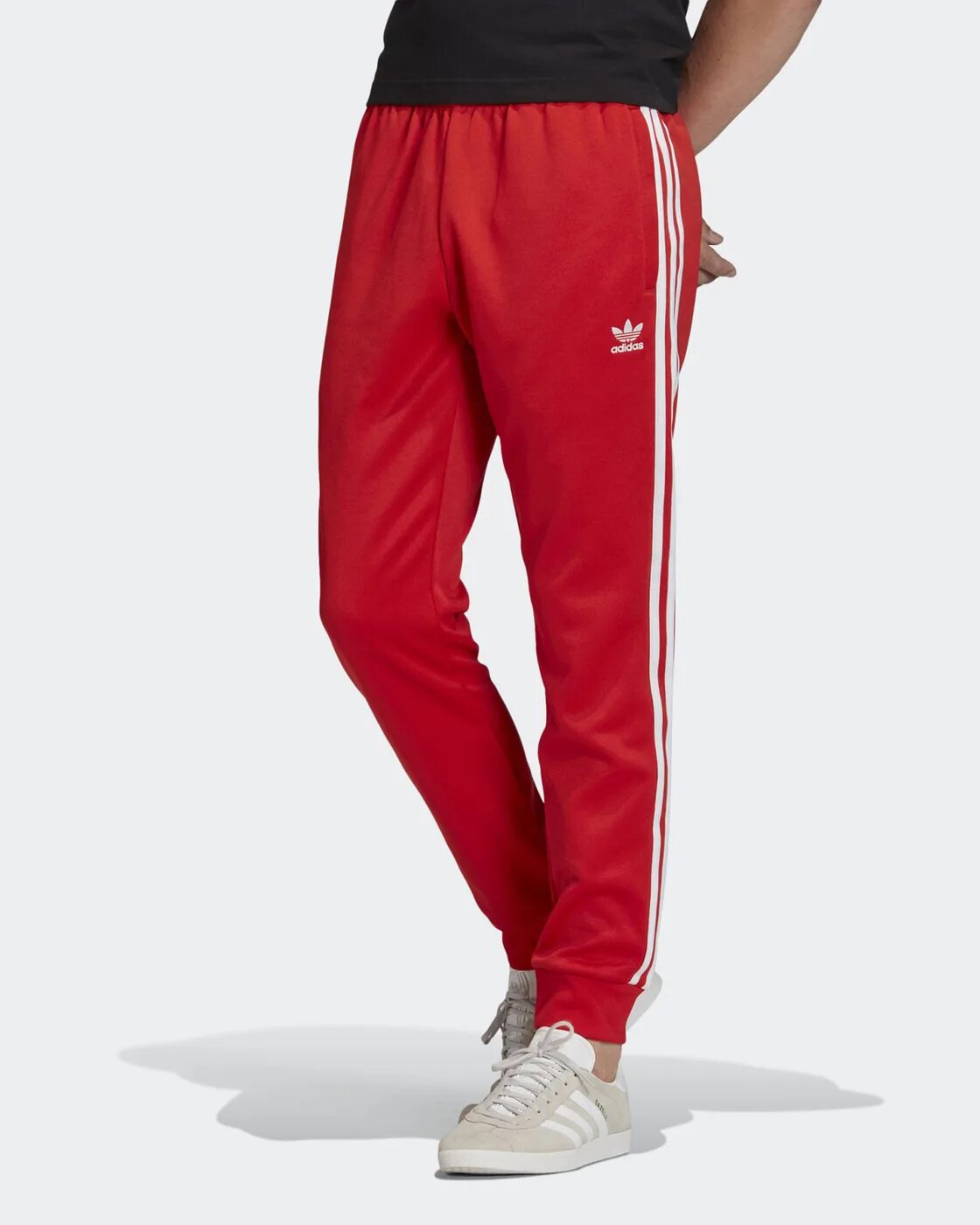 Adidas sst track pants. Спортивные штаны адидас красные. Спортивные штаны адидас красные. Спортивках адидас мужские красные. Красные джоггеры адидас.