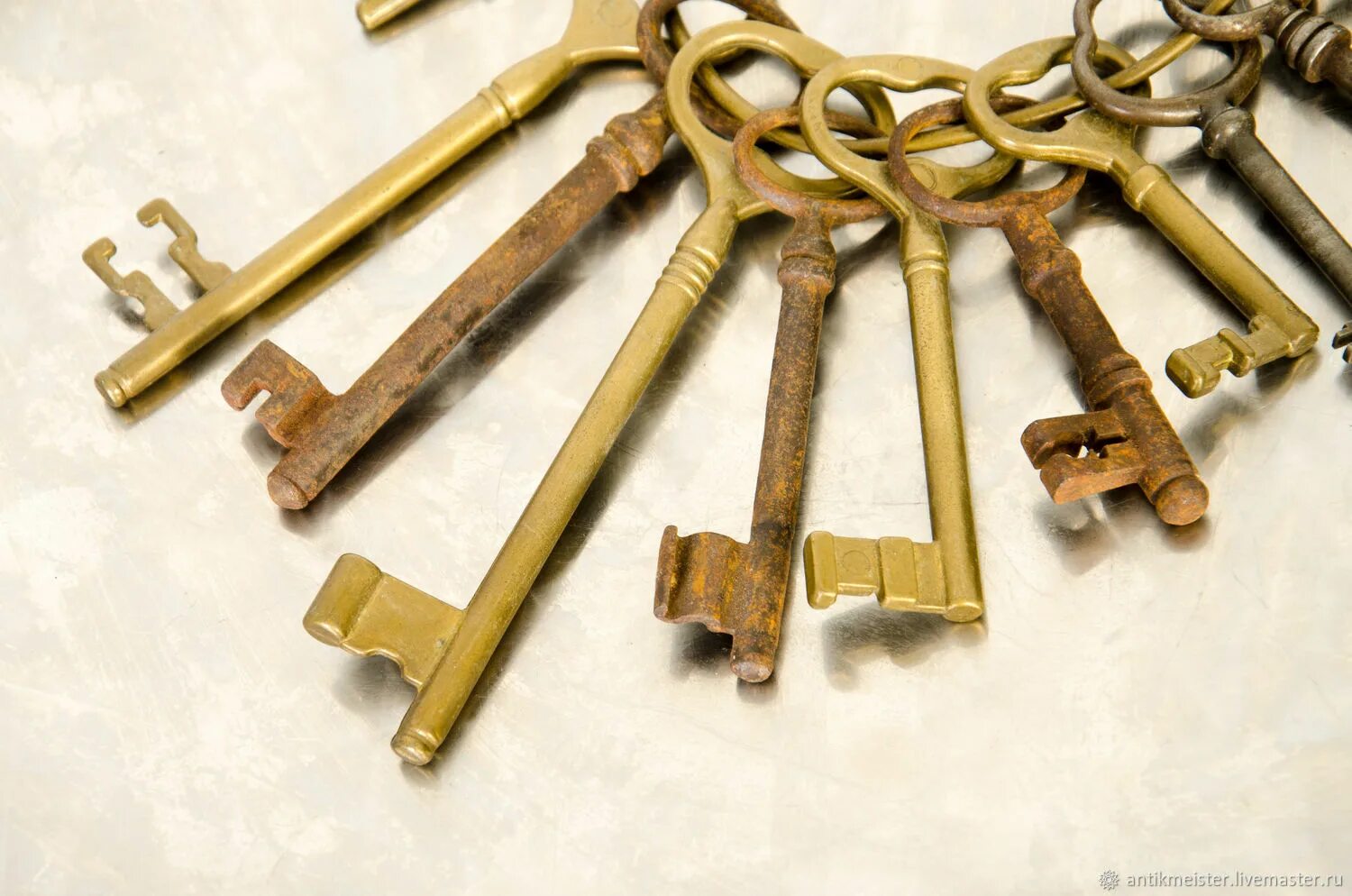 Куплю старые ключи. Старинный ключ. Антикварный ключ. Древние ключи. Старинный бронзовый ключ.