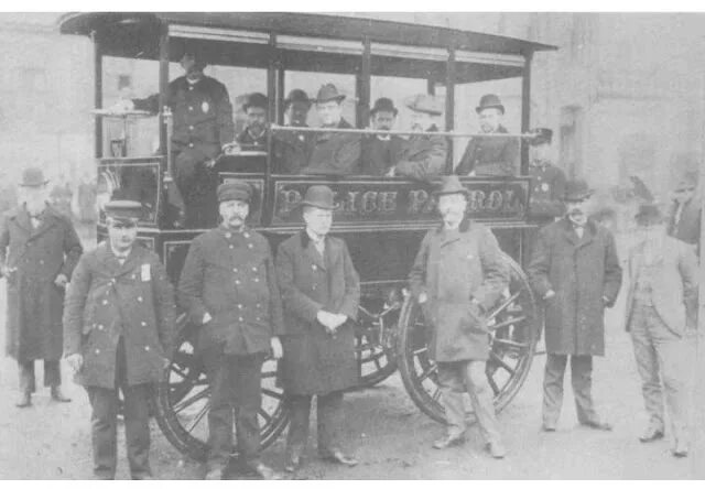 самая первая полицейская машина. конная полиция российской империи 18 век. обмундирование чинов полиции российская империя. конная полиция ссср. урядник полиции российской империи.