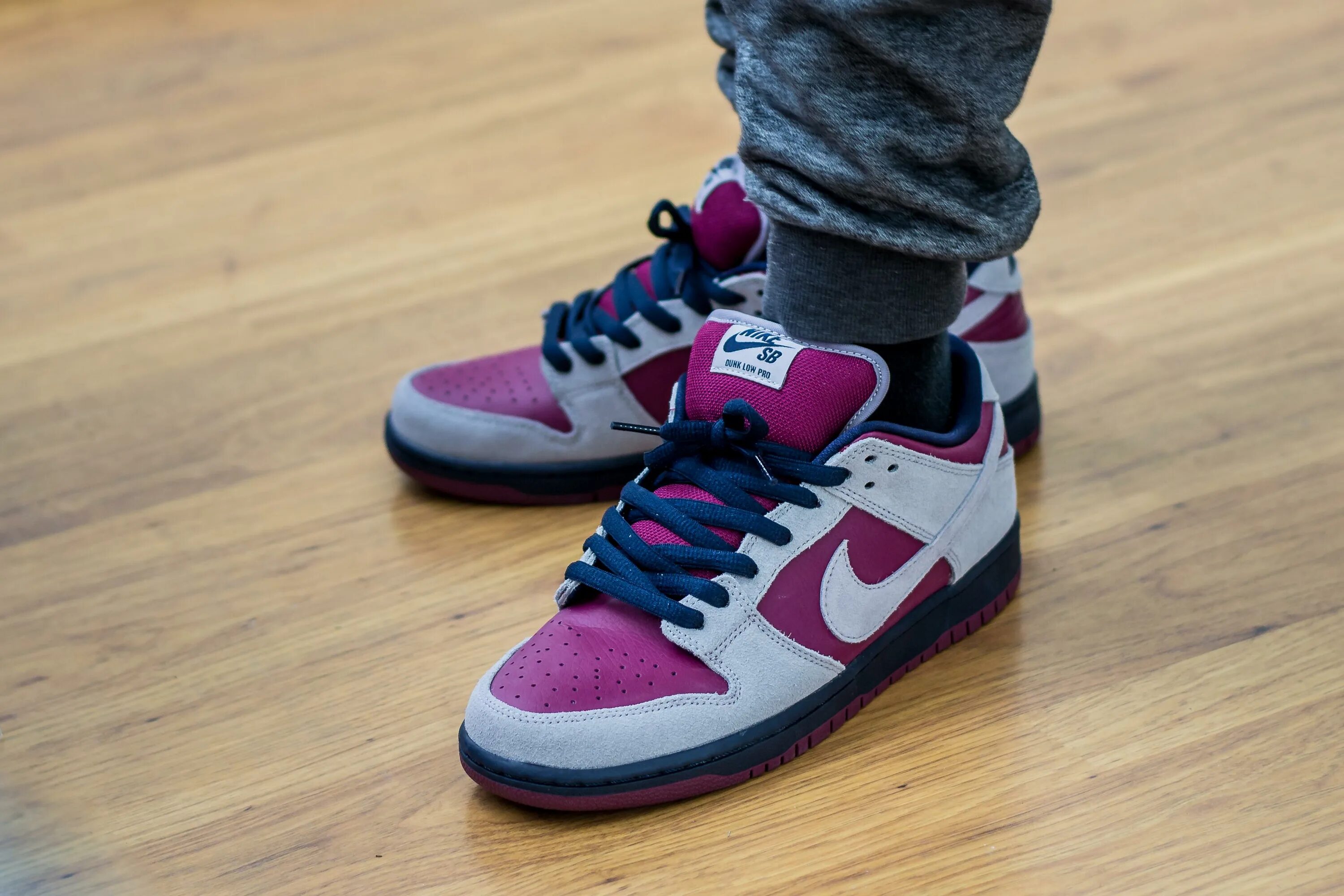 Nike sb dunk расцветки. Nike Dunk Low true Berry. Nike SB Dunk Low Berry. Nike Dunk Low Grey on feet. Nike Dunk Low Stussy Cherry.