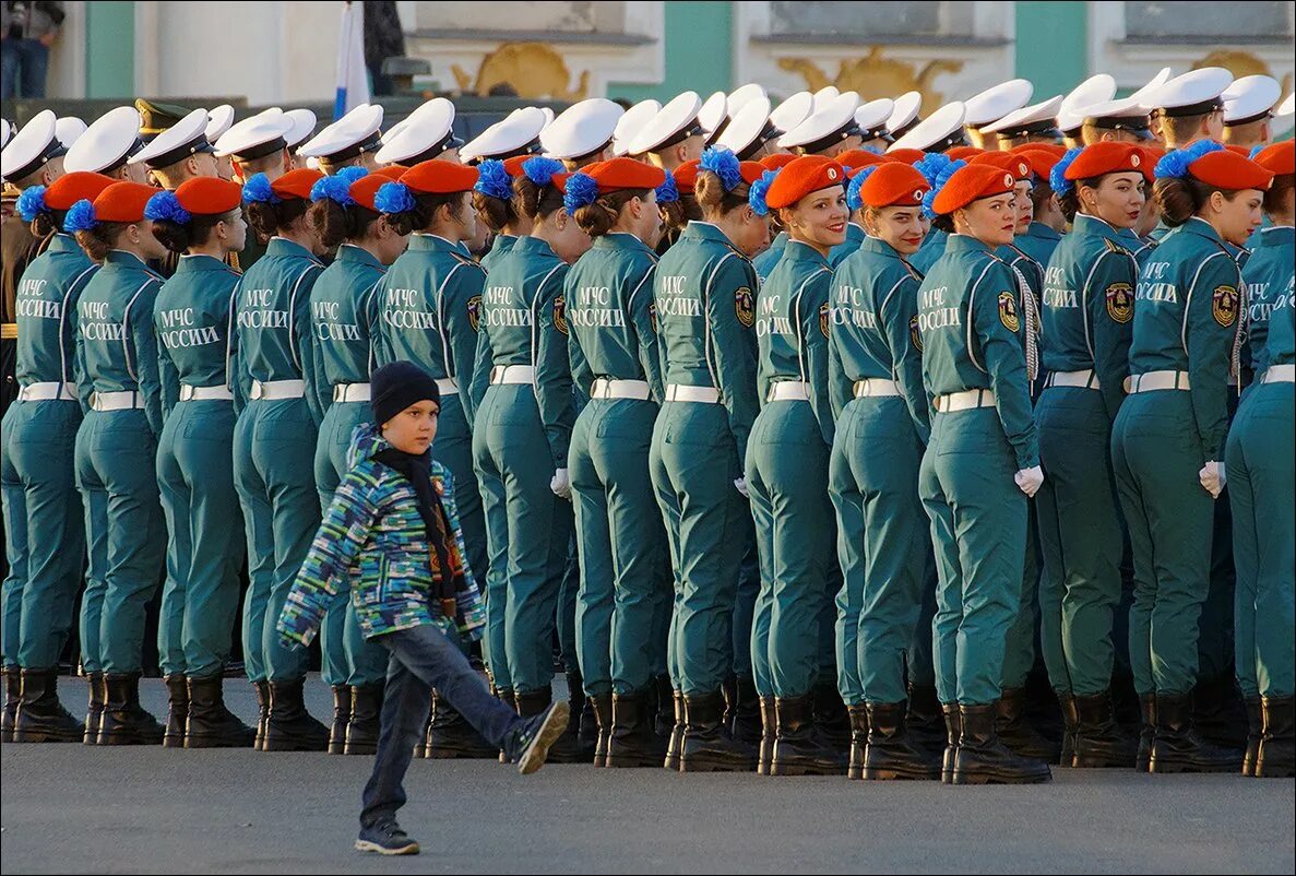 Парад мчс. Парадная форма МЧС. Форма МЧС на параде Победы. Форма МЧС женская.