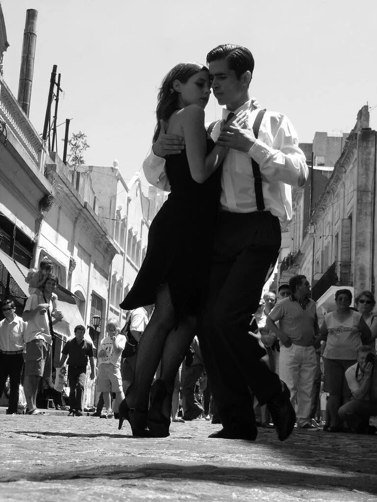 Страстный испанский. Пара танцует. Танец пары на улице. Танцующая пара на улице. Уличное танго.