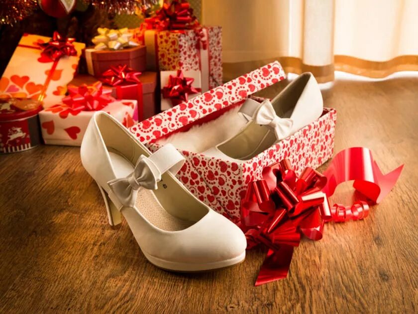 Можно дарить обувь. Обувь в подарок. Туфли подарок. Туфли в подарочной коробке. Подарка для женщин обувь.