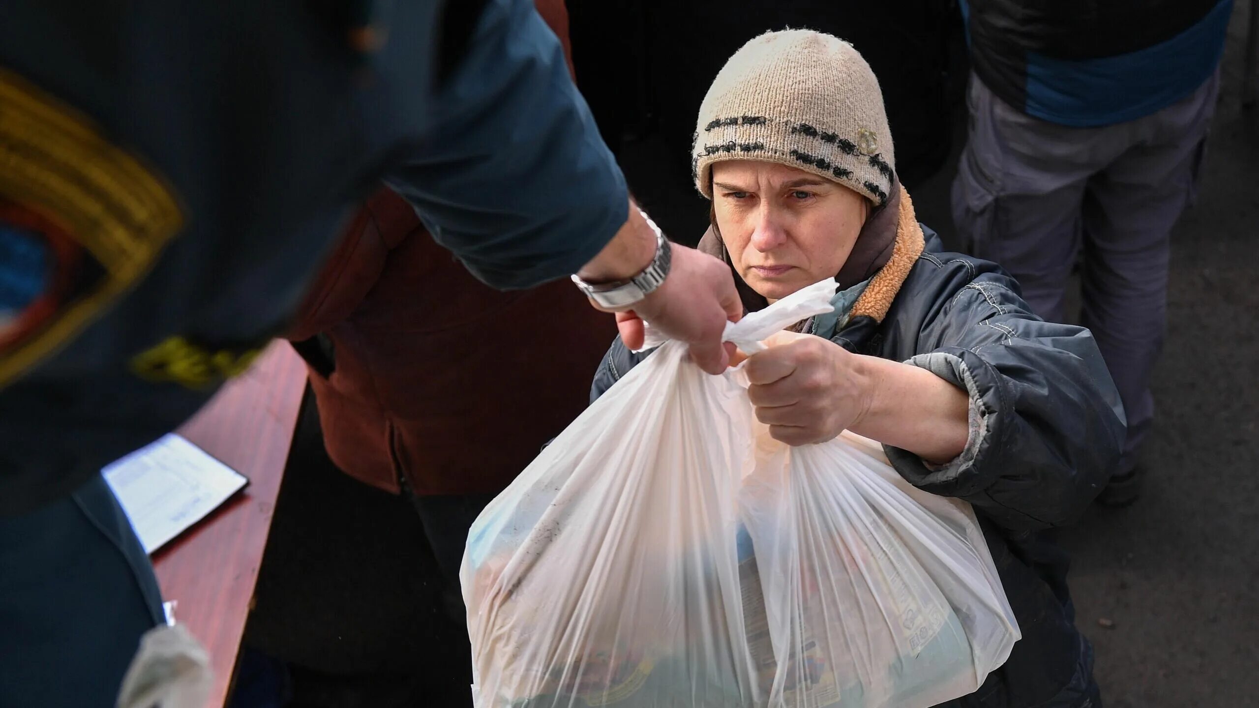 Раздача гуманитарной помощи на Украине. Гуманитарная помощь украинцам. Гумпомощь. Гуманитарная помощь МЧС.