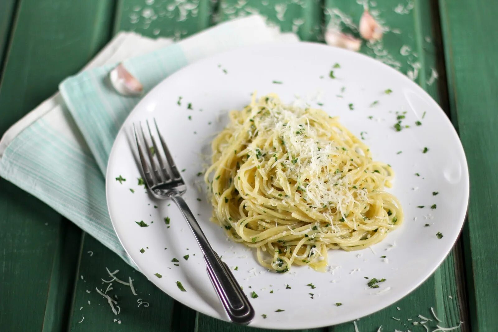 Телевизионные макароны. Спагетти с чесноком и маслом. Паста с чесноком. Спагетти с чесноком. Спагетти с чесноком и оливковым маслом.