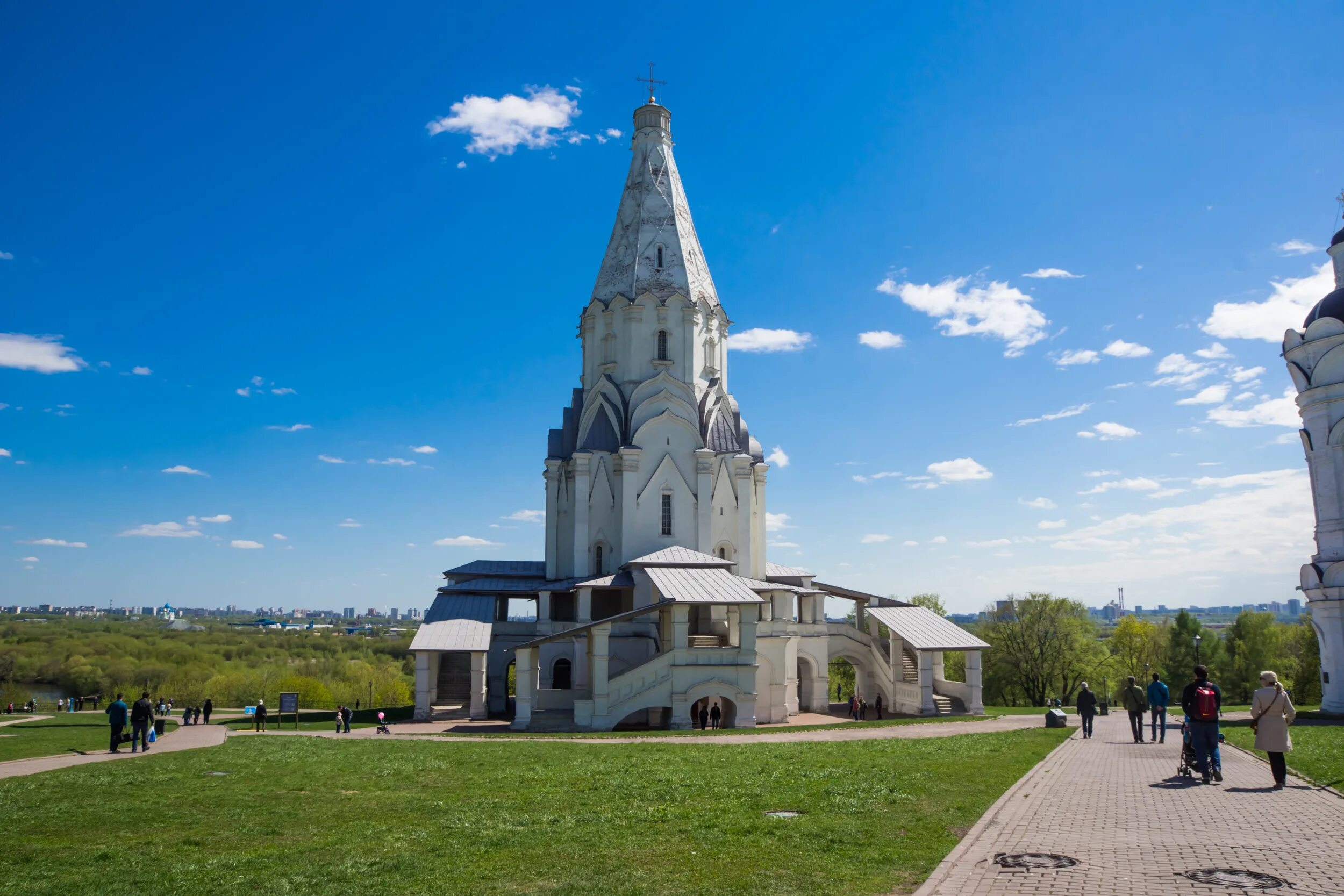 Колокольня святого георгия в коломенском. Церковь казанской богоматери в коломенском. Церковь вознесения господня в коломенском. Церковь в коломенском парке. Парк усадьба коломенское.
