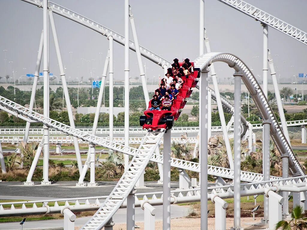 Феррари парк аттракционы. Ferrari World Абу-Даби американские горки. Феррари парк Дубай американские горки. Феррари парк Абу Даби аттракционы. Феррари парк Дубай горки.