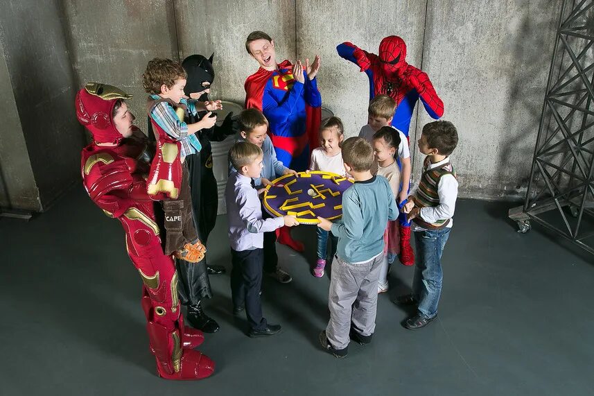 Команда развлечений. Вечеринка супергероев. Детское шоу супергероев. Реквизит для супергероев. Детский праздник человек паук.
