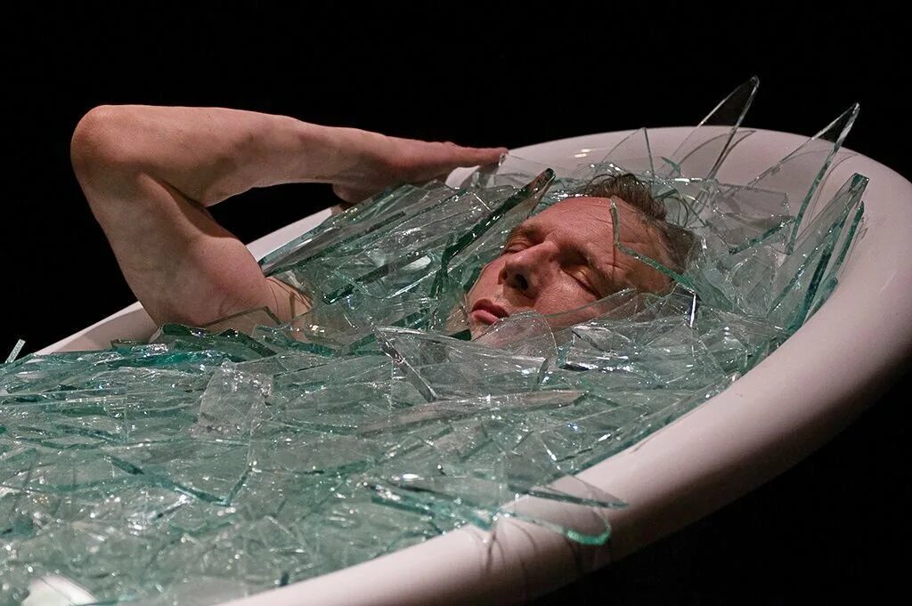 Ванна со льдом. Ванна с битым стеклом. Человек в ванне со льдом.