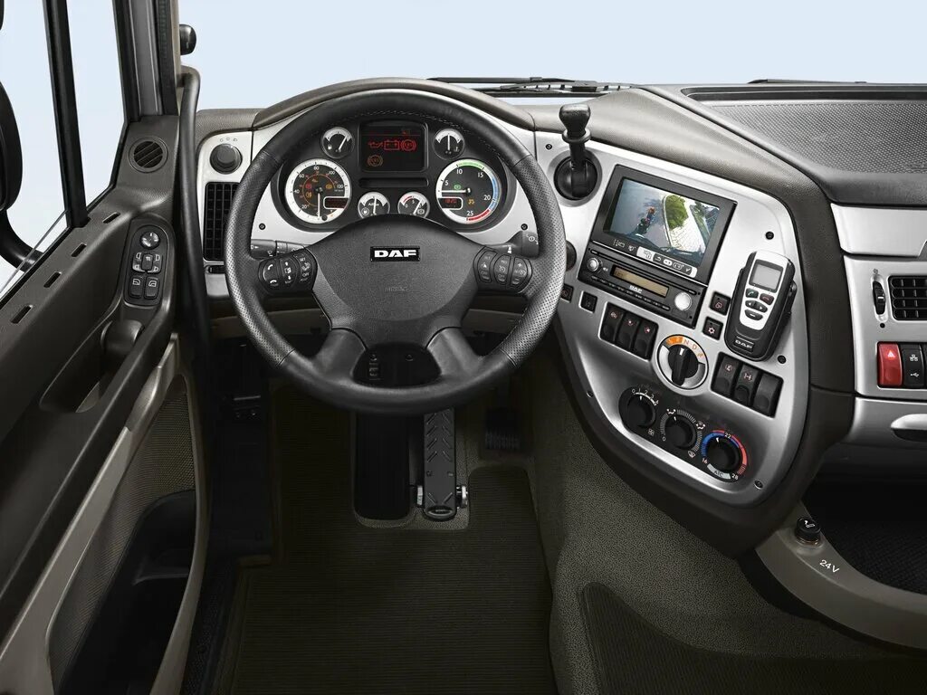 Интерьер даф. Daf xf 105 interior. кабина daf xf 105. daf 105 интерьер. daf xf 2025 салон.