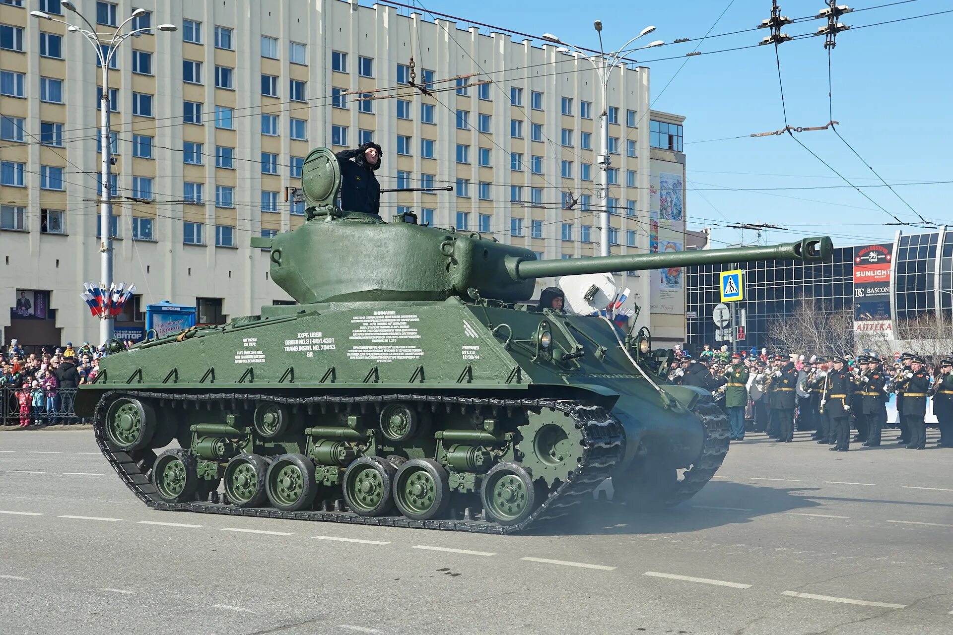 Дерево на танке. Шерман м4а2 caesar. Танки на параде. Танк в мурманске. Танк шерман в мурманске.