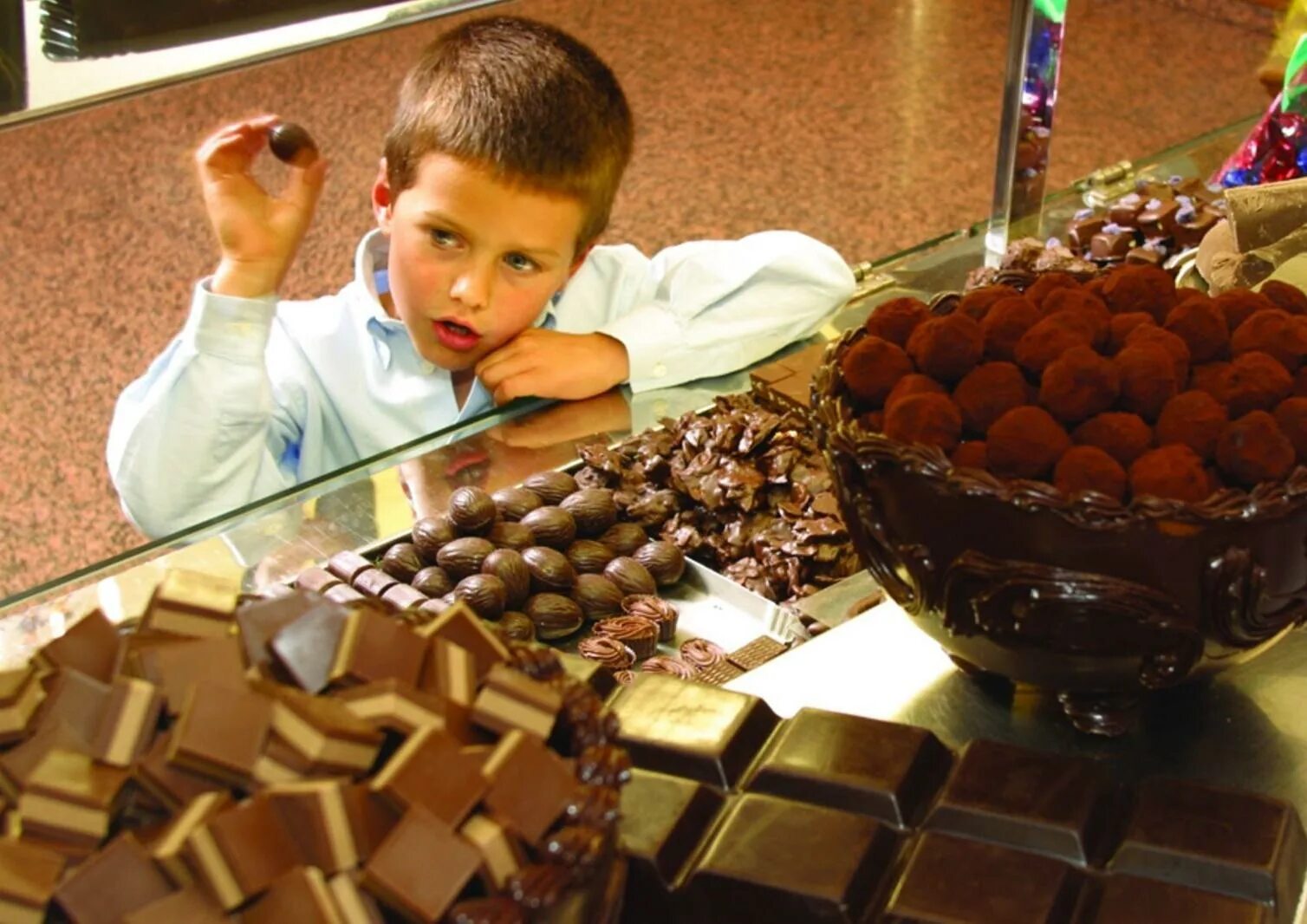 Детям есть конфеты. Шоколадные конфеты для детей. Конфеты шоколад. Ребенок и много шоколада.