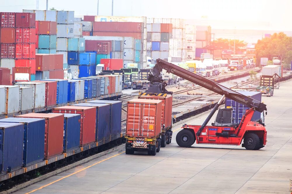 транспорт логистика. транспорт для перевозки грузов. контейнеры в порту. транспортная логистика. транспорт строительных организаций.