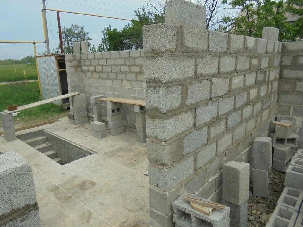 Кирпич шлакоблок. Дом кирпич шлакоблок. Кладка облицовочным шлакоблоком. Стена из шлакоблока. Кладка из керамзитных блоков.