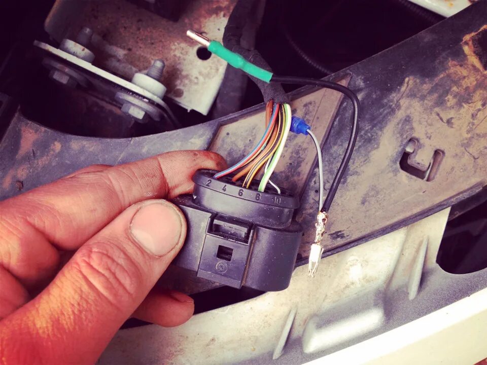 Круглый пин разъема вольво 940. Разъём генератора астра н. Ford mondeo 4 разъем ближнего света. Разъем фары лада веста. Штекер фары форд фокус 2.