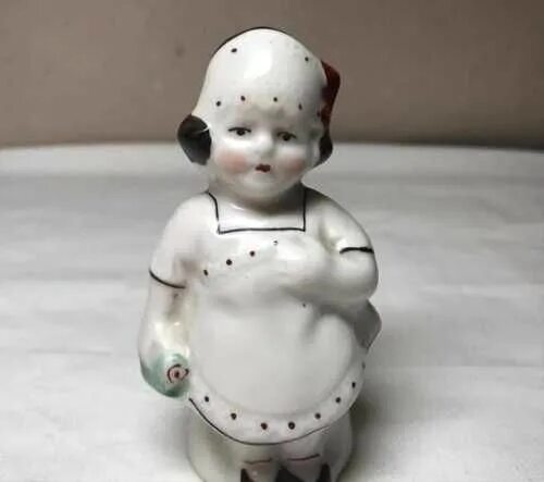 Солонка девушка. Фарфоровая перечница. Солонка кузнецов фарфоровая девочка. Фарфоровая перечница. Набор солонка и перечница в виде женской груди.