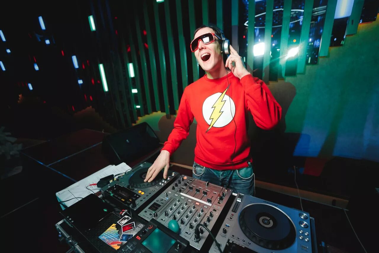 Dj на мероприятие. Диджей в парке. Джей диджей. Ведущий и диджей. Dj на мероприятие.
