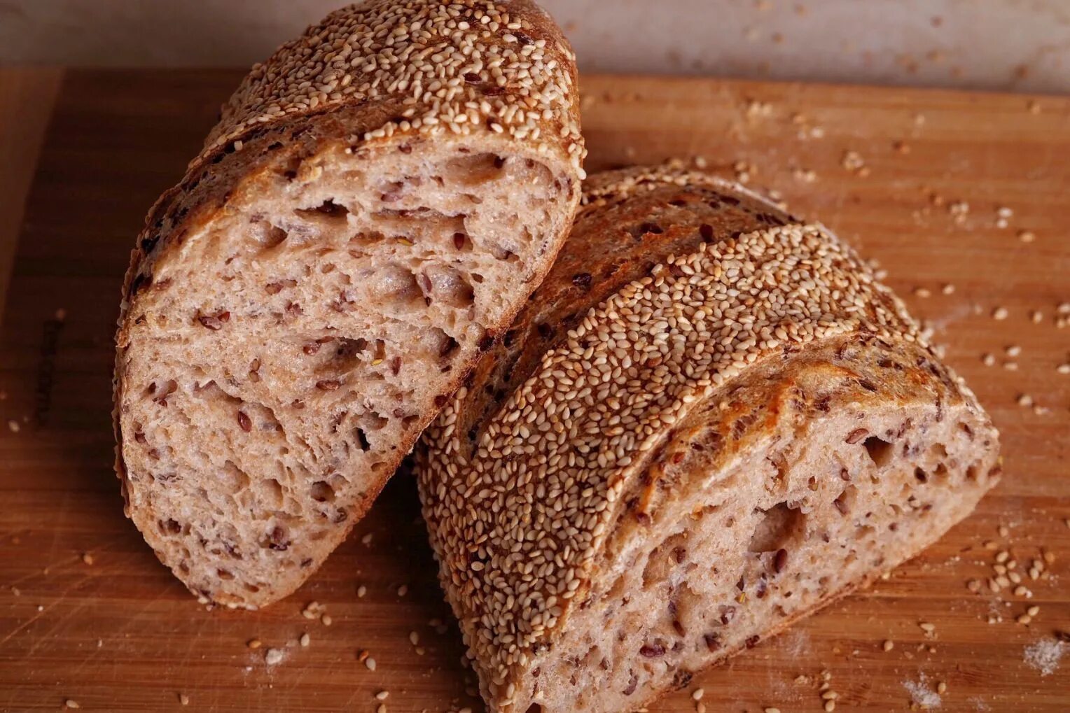 Цельнозерновой хлеб на закваске рецепт в духовке. Хлеб пшеничный бездрожжевой. Хлеб на закваске. Хлеб пшеничный цельнозерновой. Цельнозерновой пшеничный хлеб на пшеничной закваске.